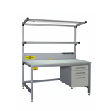 Bancada de trabalho com tapete dissipativo azul. Bancada vista na diagonal