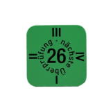 Etiqueta verde quadrada com o ano 2026 a preto e com cada aresta identificada com I, II, III, III. Ou seja, cada lado do quadrado tem um semestre do ano associado que deve ser sinalizado quando é feito o registo