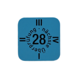Etiqueta azul quadrada com o ano 2028 a preto e com cada aresta identificada com I, II, III, III. Ou seja, cada lado do quadrado tem um semestre do ano associado que deve ser sinalizado quando é feito o registo