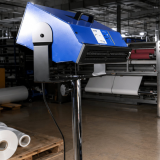 Ventilador de ar ionizado Phoenix 2.0 montado no suporte, de forma a neutralizar cargas na produção de plástico