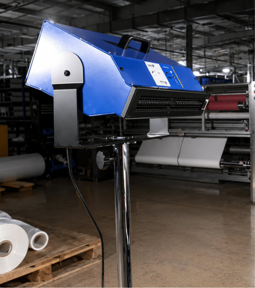 Ventilador de ar ionizado Phoenix 2.0 montado no suporte, de forma a neutralizar cargas na produção de plástico